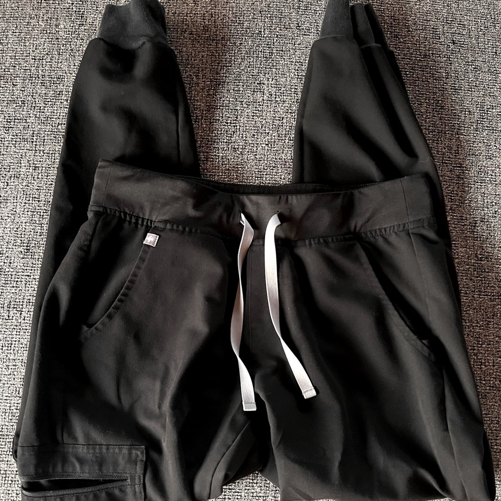 Figs scrub joggers. Size small. Black. Good condition.